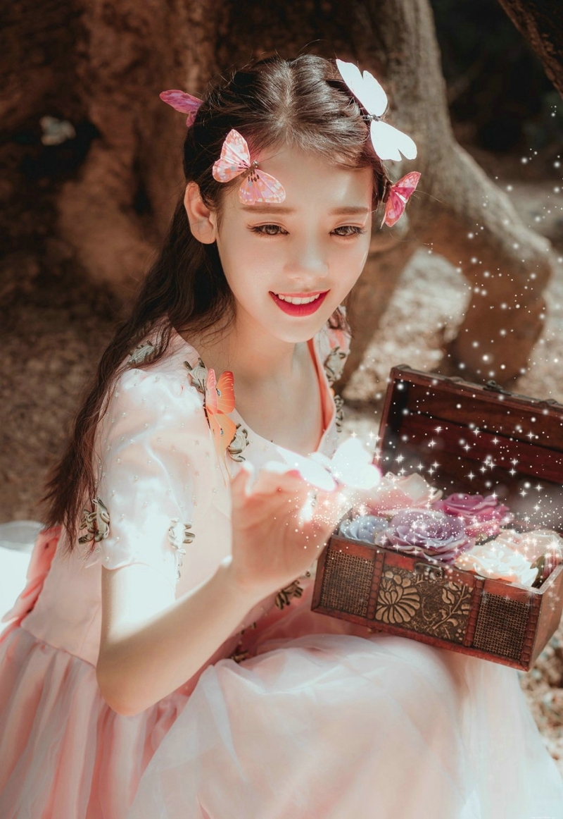 森林烟雾中的蝴蝶妹子宛如仙子