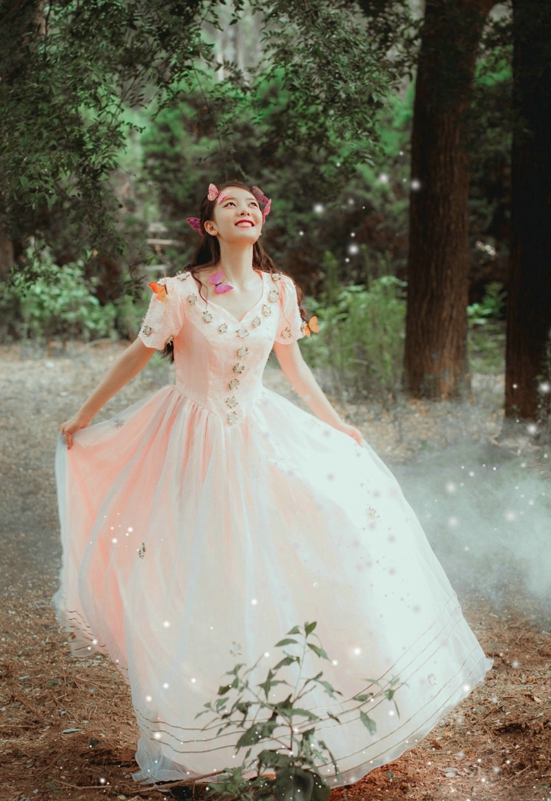 森林烟雾中的蝴蝶妹子宛如仙子