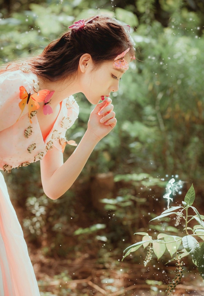 森林烟雾中的蝴蝶妹子宛如仙子