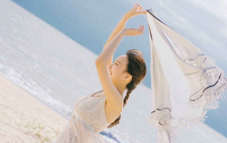 沙滩上的旅拍双马尾妹子清爽笑容