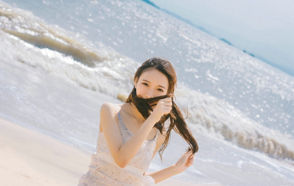 沙滩上的旅拍双马尾妹子清爽笑容