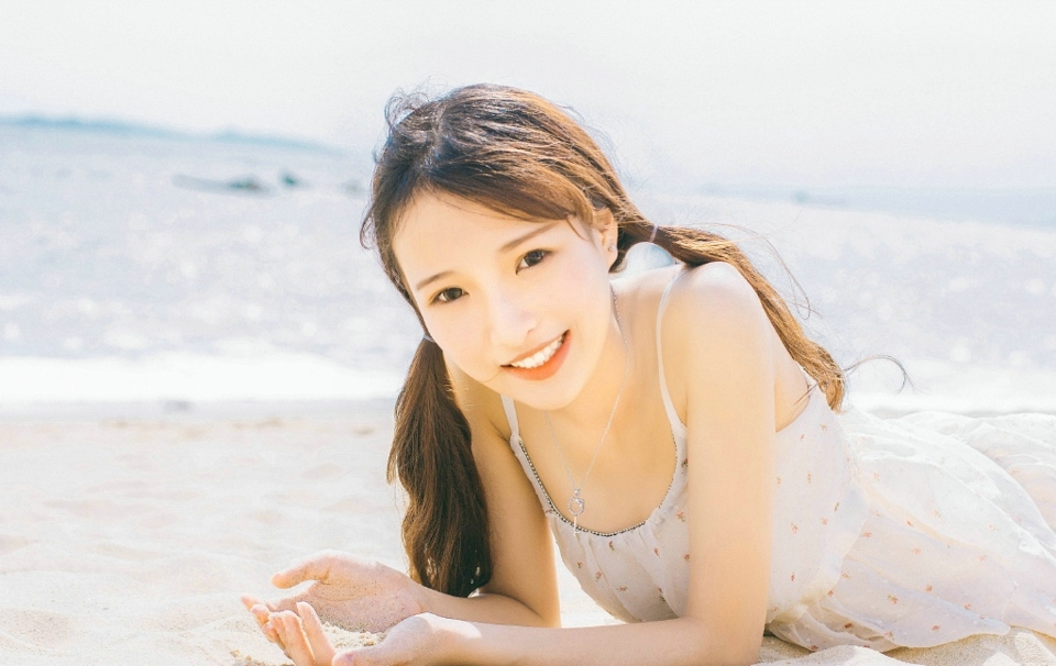 沙滩上的旅拍双马尾妹子清爽笑容