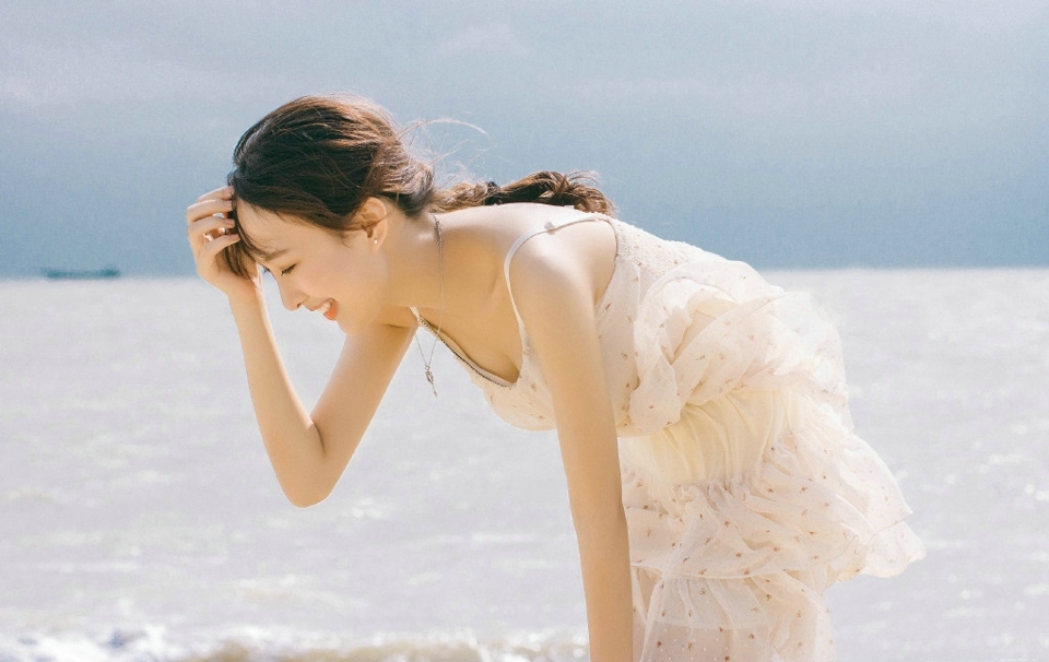 沙滩上的旅拍双马尾妹子清爽笑容