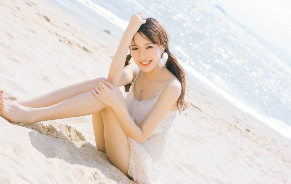沙滩上的旅拍双马尾妹子清爽笑容