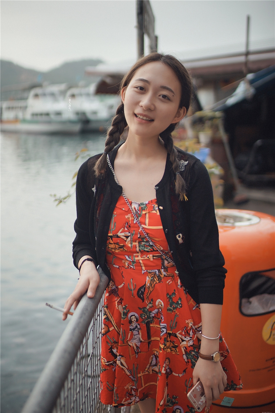 可爱小肚兜女生素颜生活写真