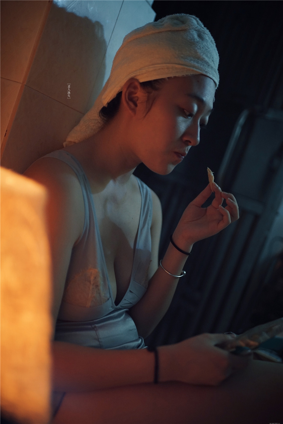 可爱小肚兜女生素颜生活写真