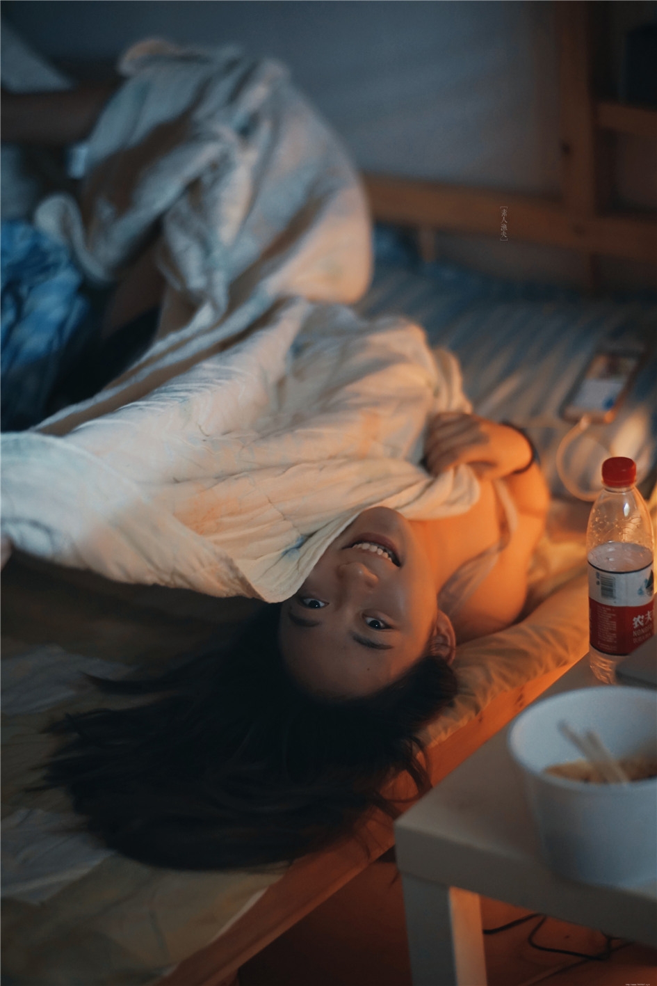 可爱小肚兜女生素颜生活写真