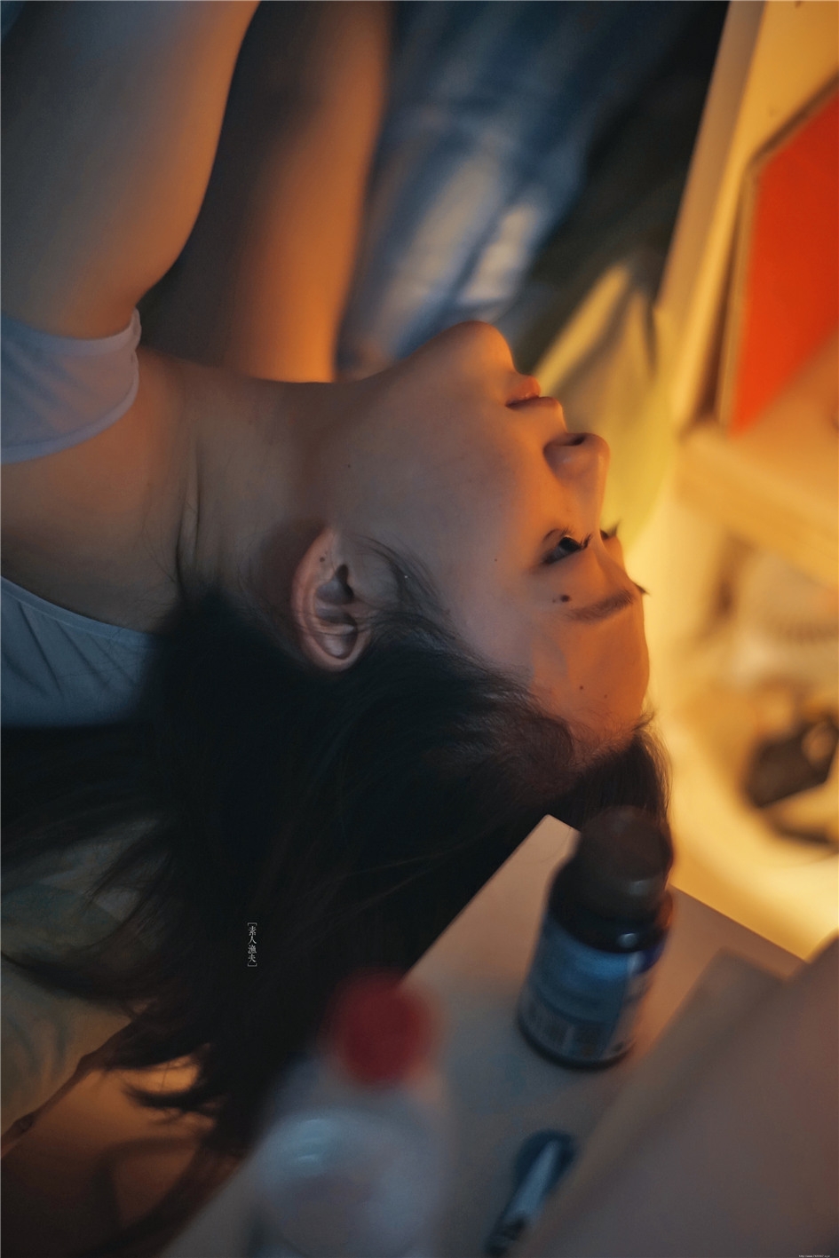 可爱小肚兜女生素颜生活写真