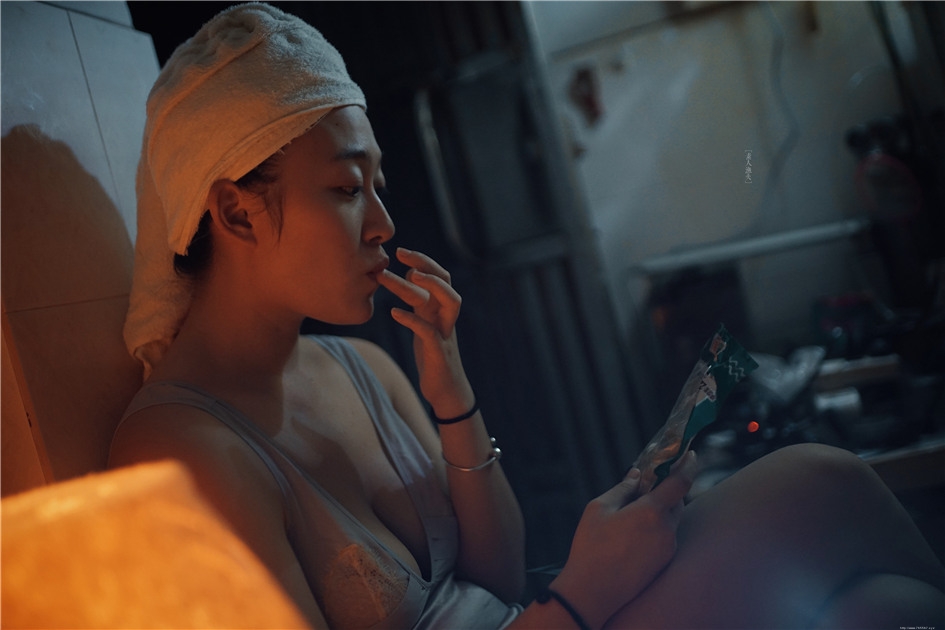 可爱小肚兜女生素颜生活写真