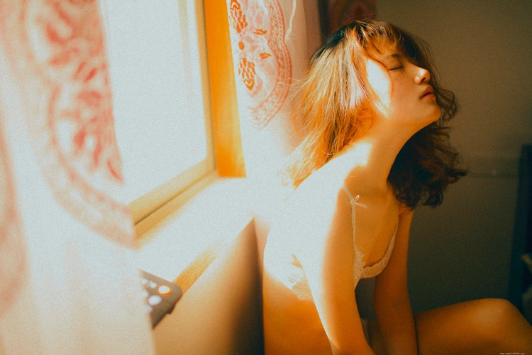 朦胧私房内的光影美女蕾丝内衣惹火诱惑