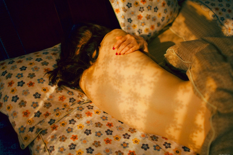 朦胧私房内的光影美女蕾丝内衣惹火诱惑