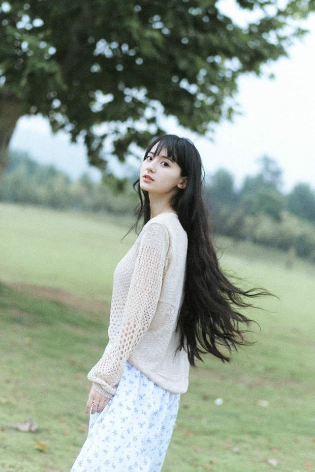 气质森系长发女神精致五官漂亮写真