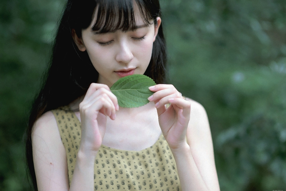 气质森系长发女神精致五官漂亮写真