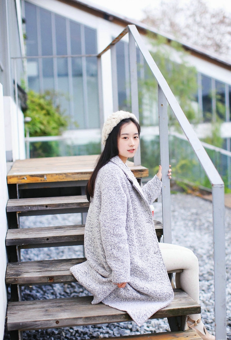 白皙清纯奶茶妹子台阶上甜美迷人