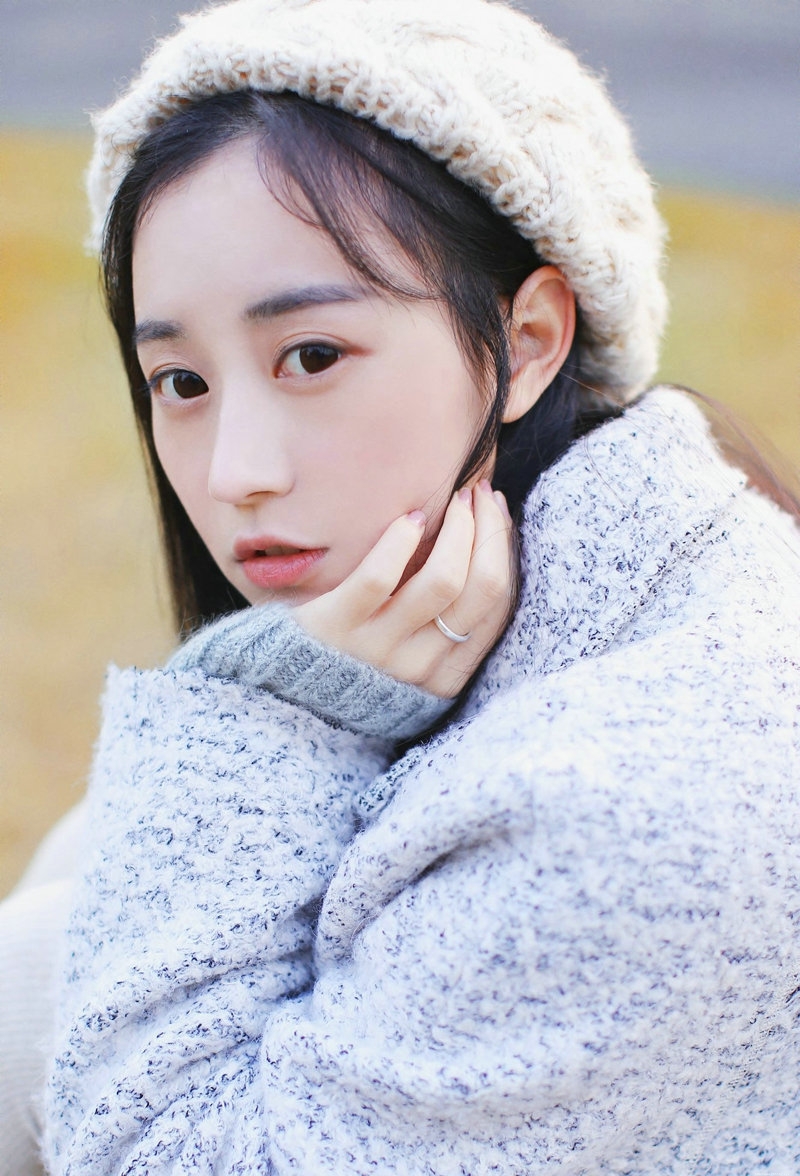 白皙清纯奶茶妹子台阶上甜美迷人