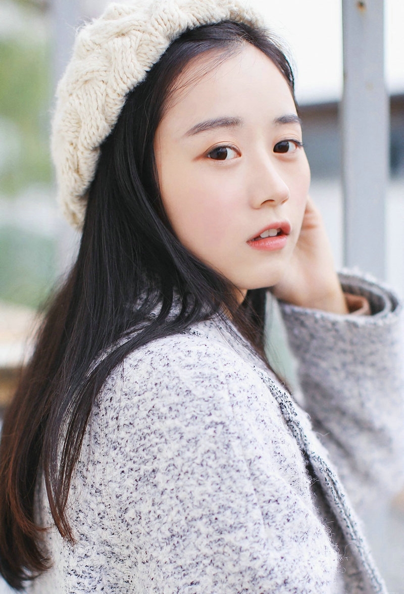 白皙清纯奶茶妹子台阶上甜美迷人