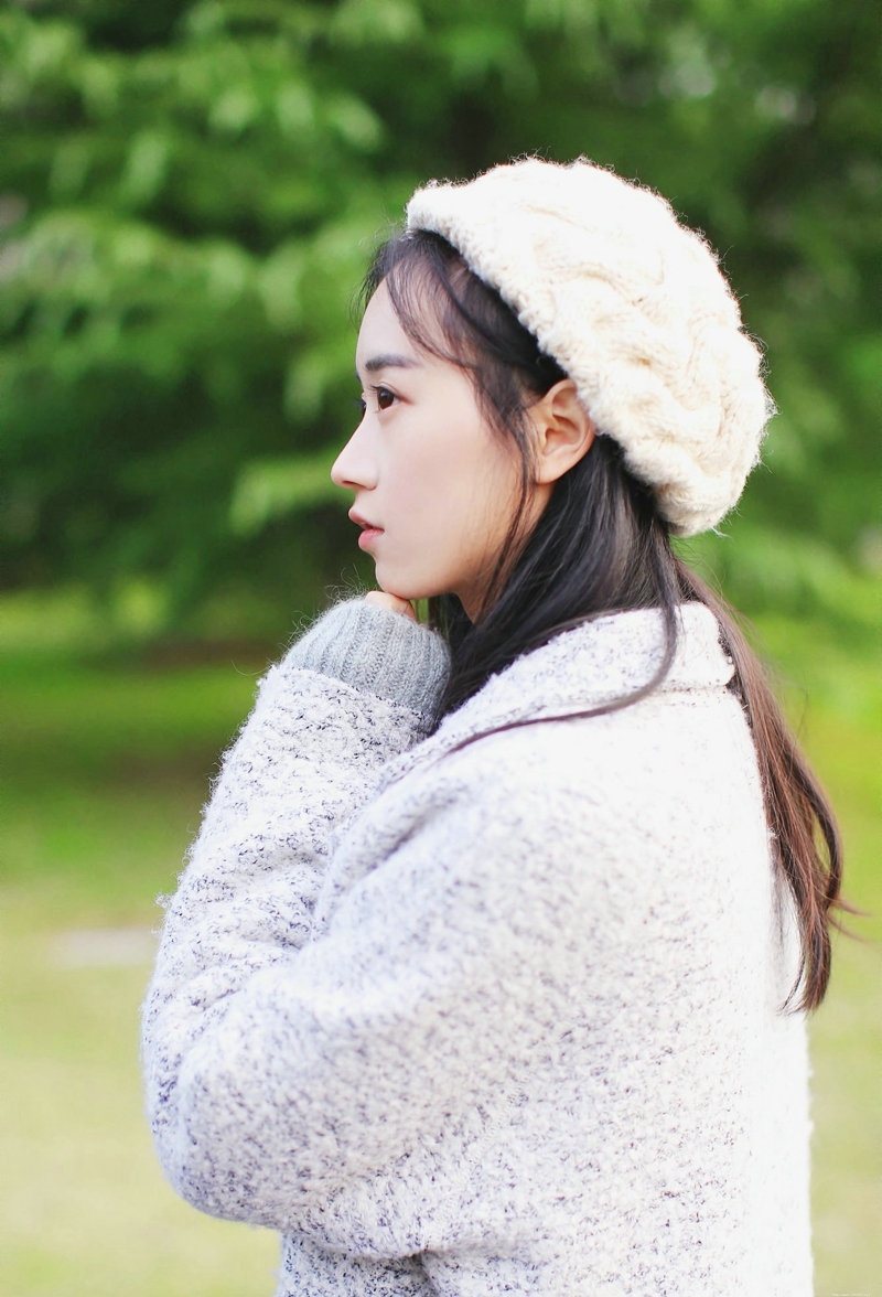 白皙清纯奶茶妹子台阶上甜美迷人