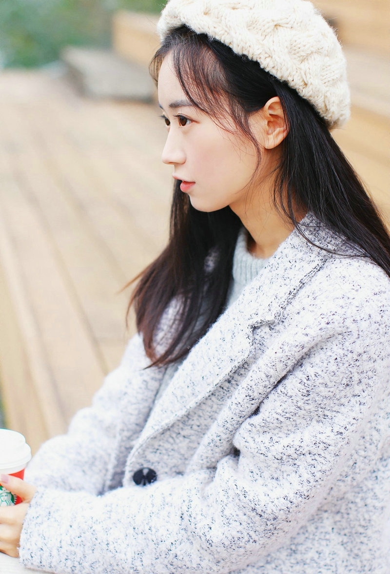 白皙清纯奶茶妹子台阶上甜美迷人