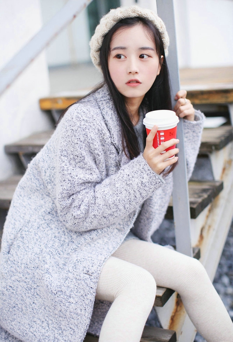 白皙清纯奶茶妹子台阶上甜美迷人