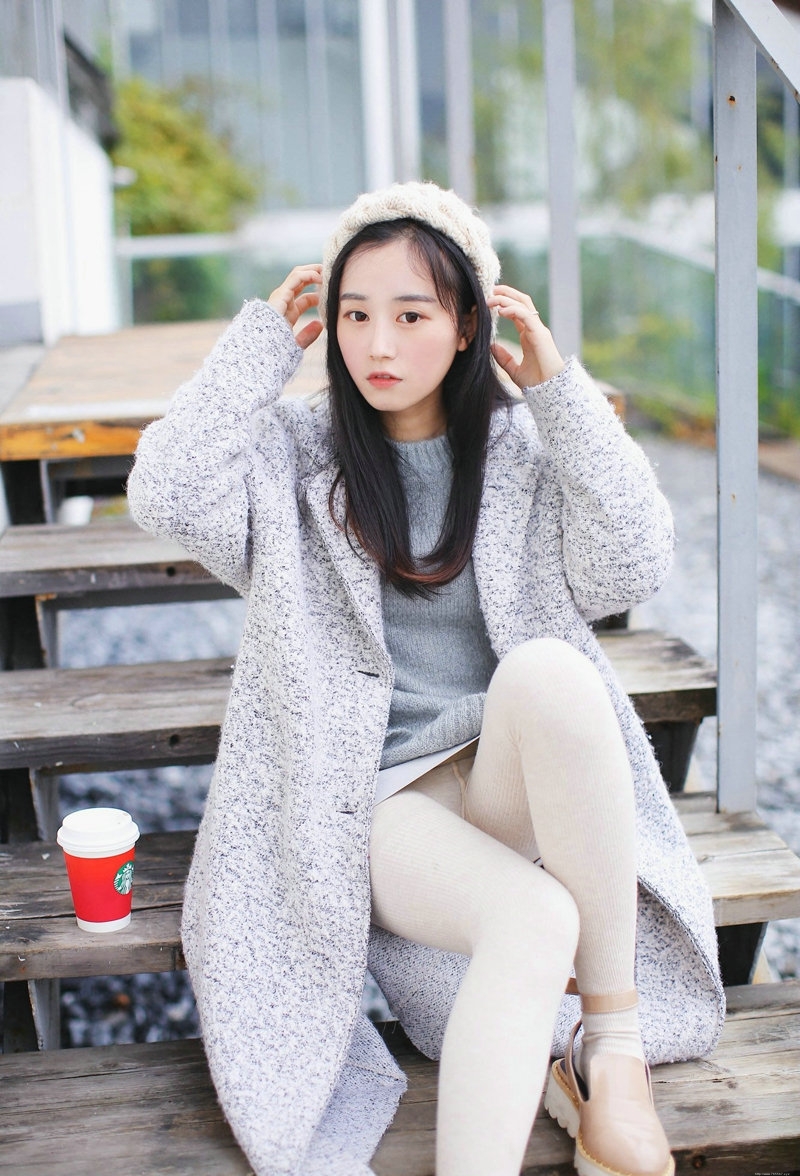 白皙清纯奶茶妹子台阶上甜美迷人