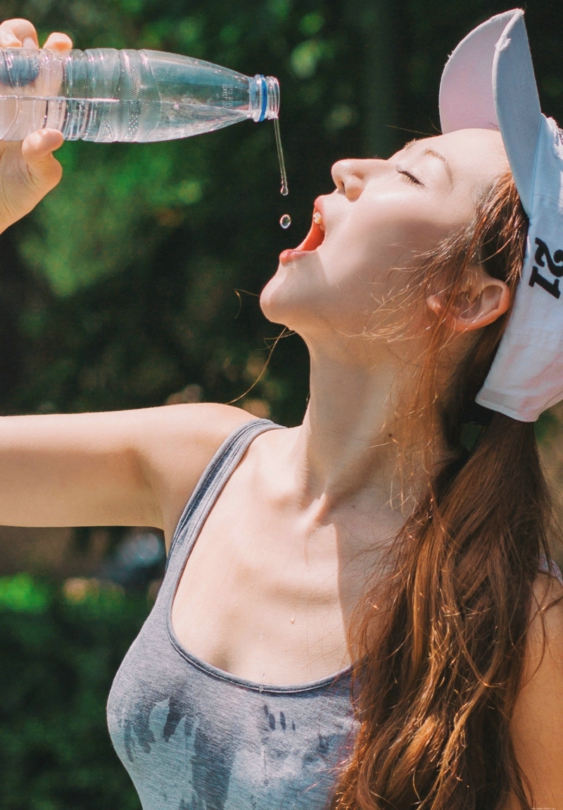 阳光下的棒球帽篮球美女运动活力