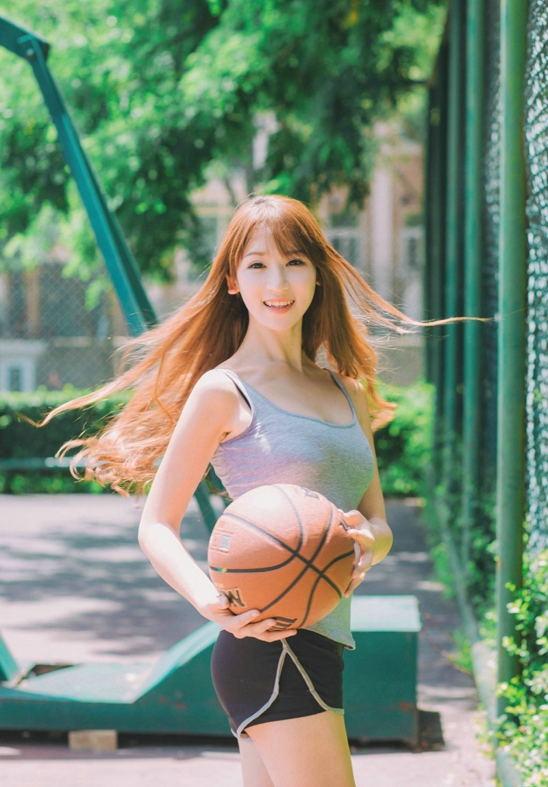 阳光下的棒球帽篮球美女运动活力