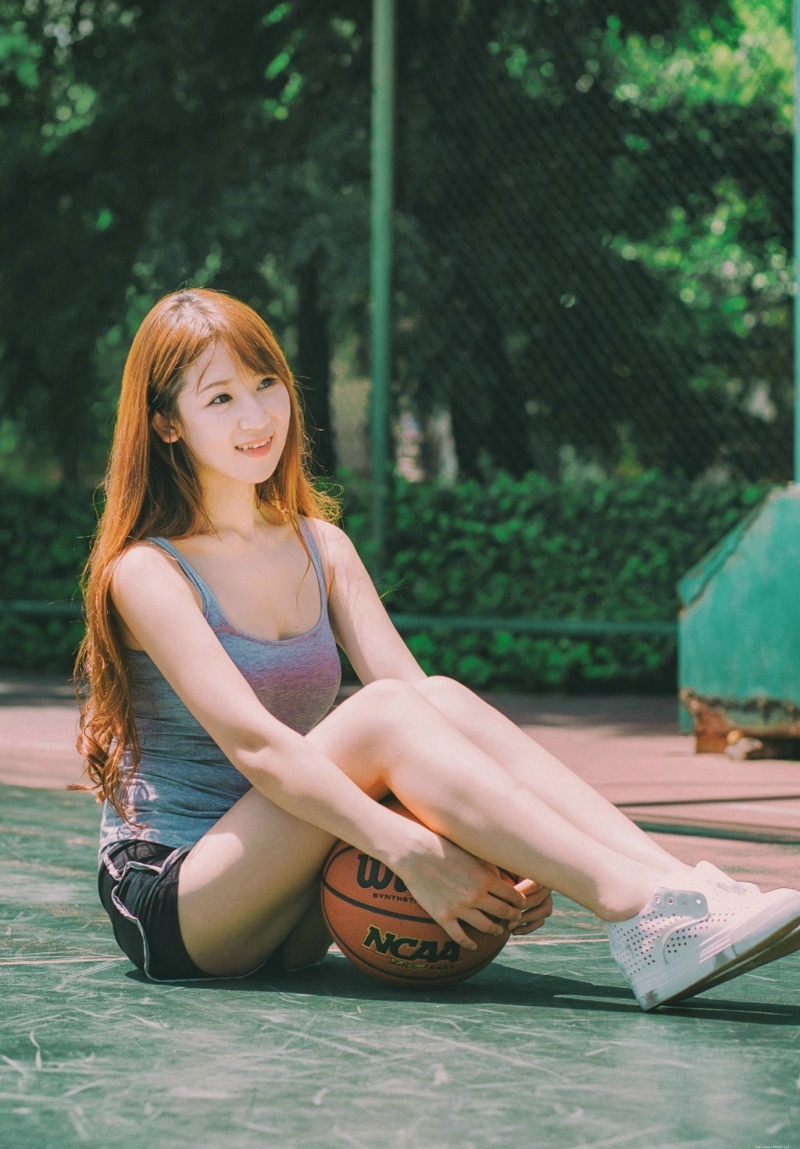 阳光下的棒球帽篮球美女运动活力