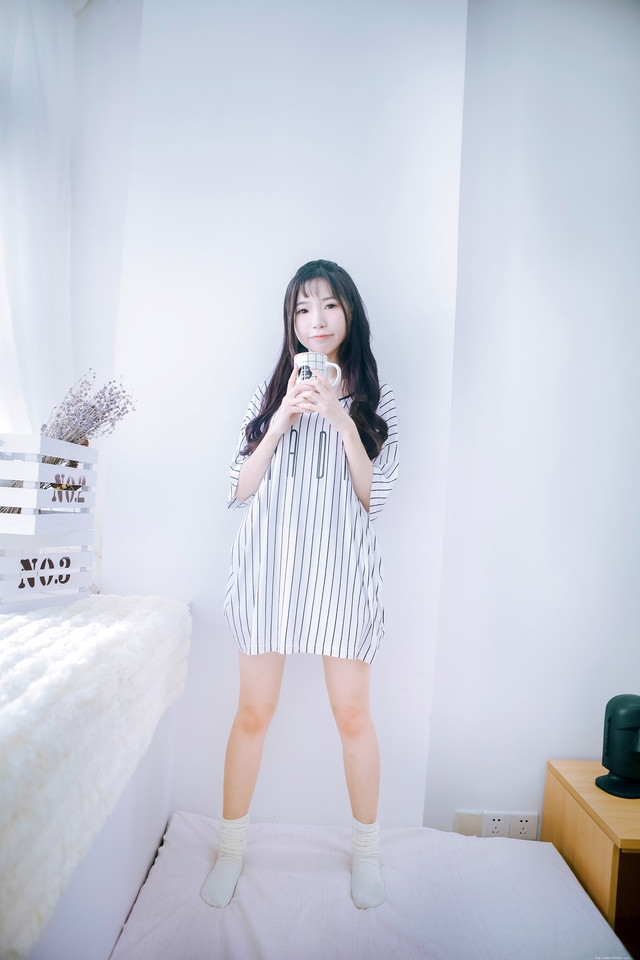 清晨早起少女梦犹在爱吃薯片柠檬私房写真