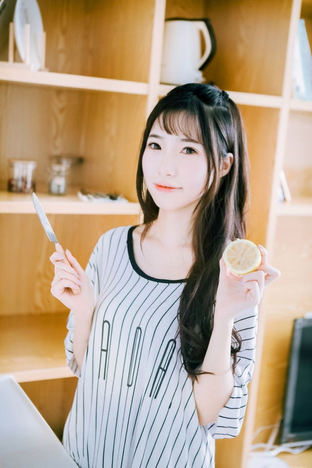 清晨早起少女梦犹在爱吃薯片柠檬私房写真