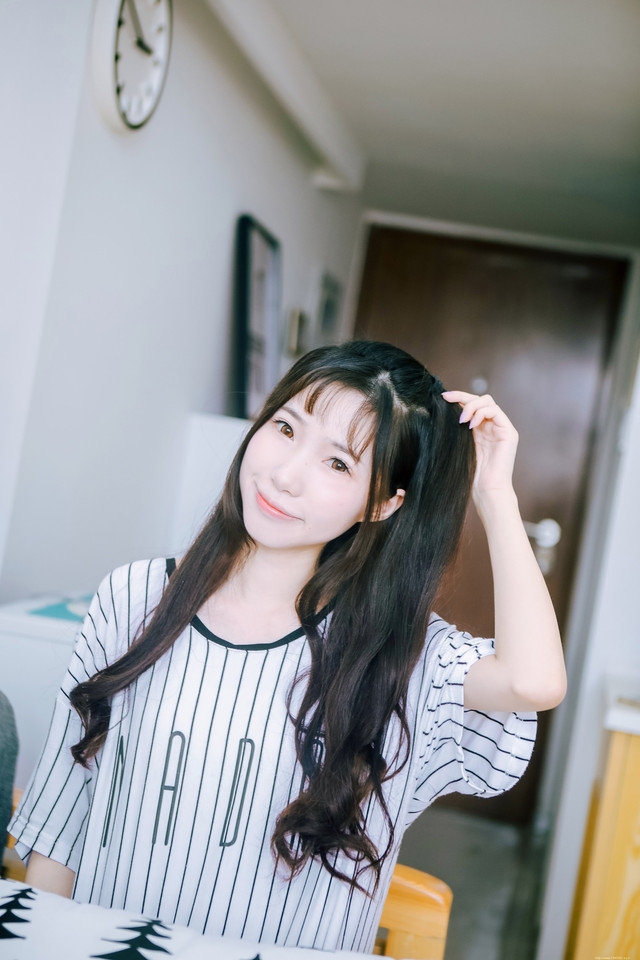 清晨早起少女梦犹在爱吃薯片柠檬私房写真