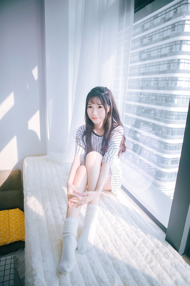 清晨早起少女梦犹在爱吃薯片柠檬私房写真