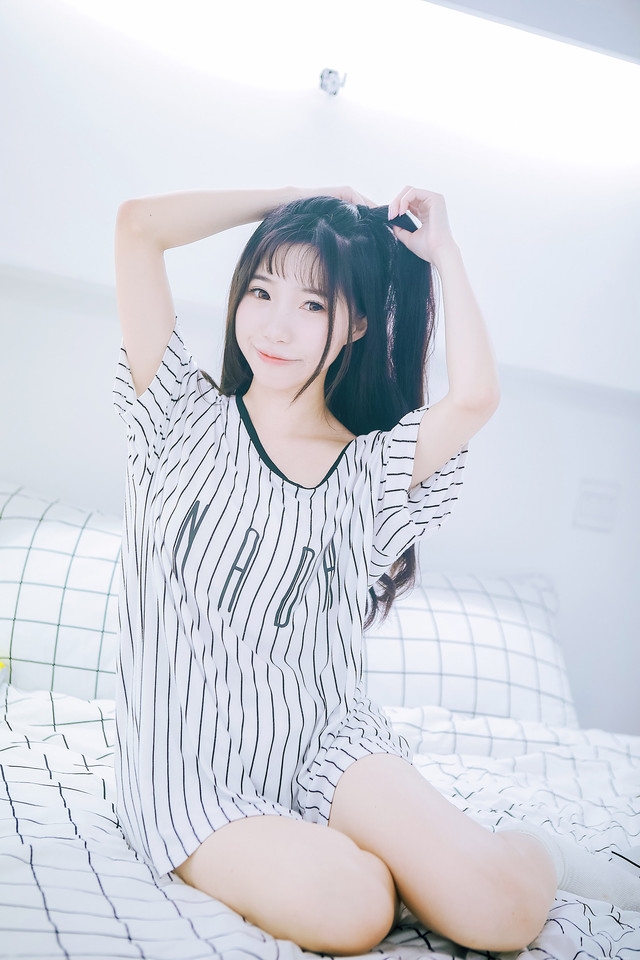 清晨早起少女梦犹在爱吃薯片柠檬私房写真