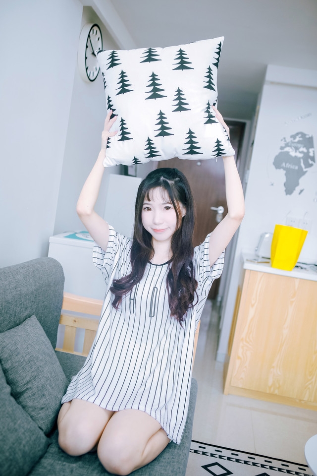 清晨早起少女梦犹在爱吃薯片柠檬私房写真