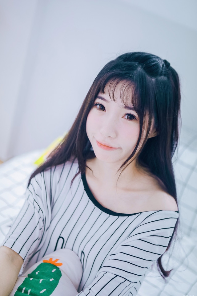 清晨早起少女梦犹在爱吃薯片柠檬私房写真