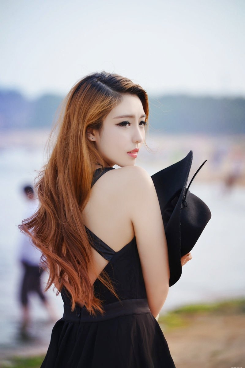 甜美伊人的黑色美裙阳光少女清纯写真