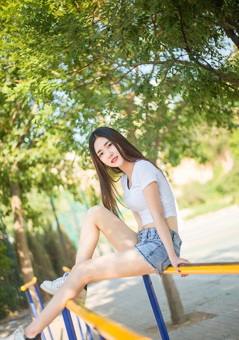 阳光下的白T长发牛仔妹子纯净可人
