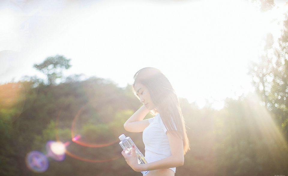 阳光下的白T长发牛仔妹子纯净可人