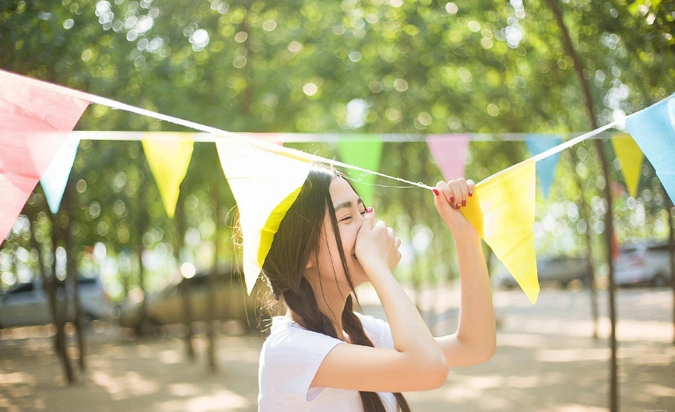 阳光下的白T长发牛仔妹子纯净可人