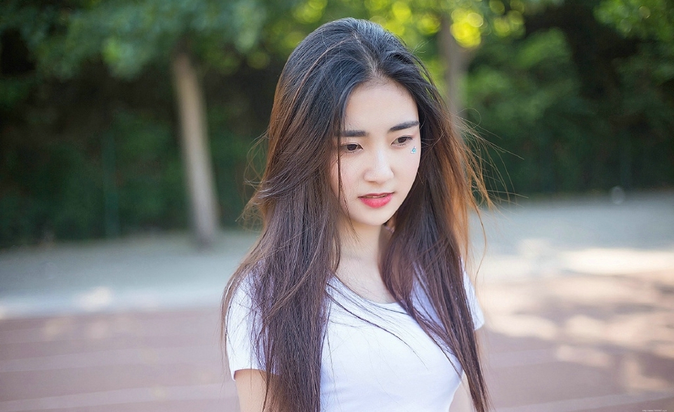 阳光下的白T长发牛仔妹子纯净可人