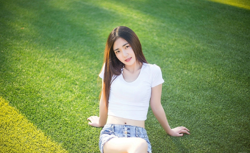 阳光下的白T长发牛仔妹子纯净可人