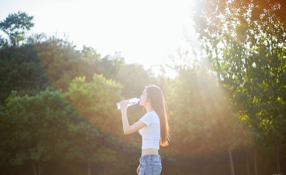 阳光下的白T长发牛仔妹子纯净可人