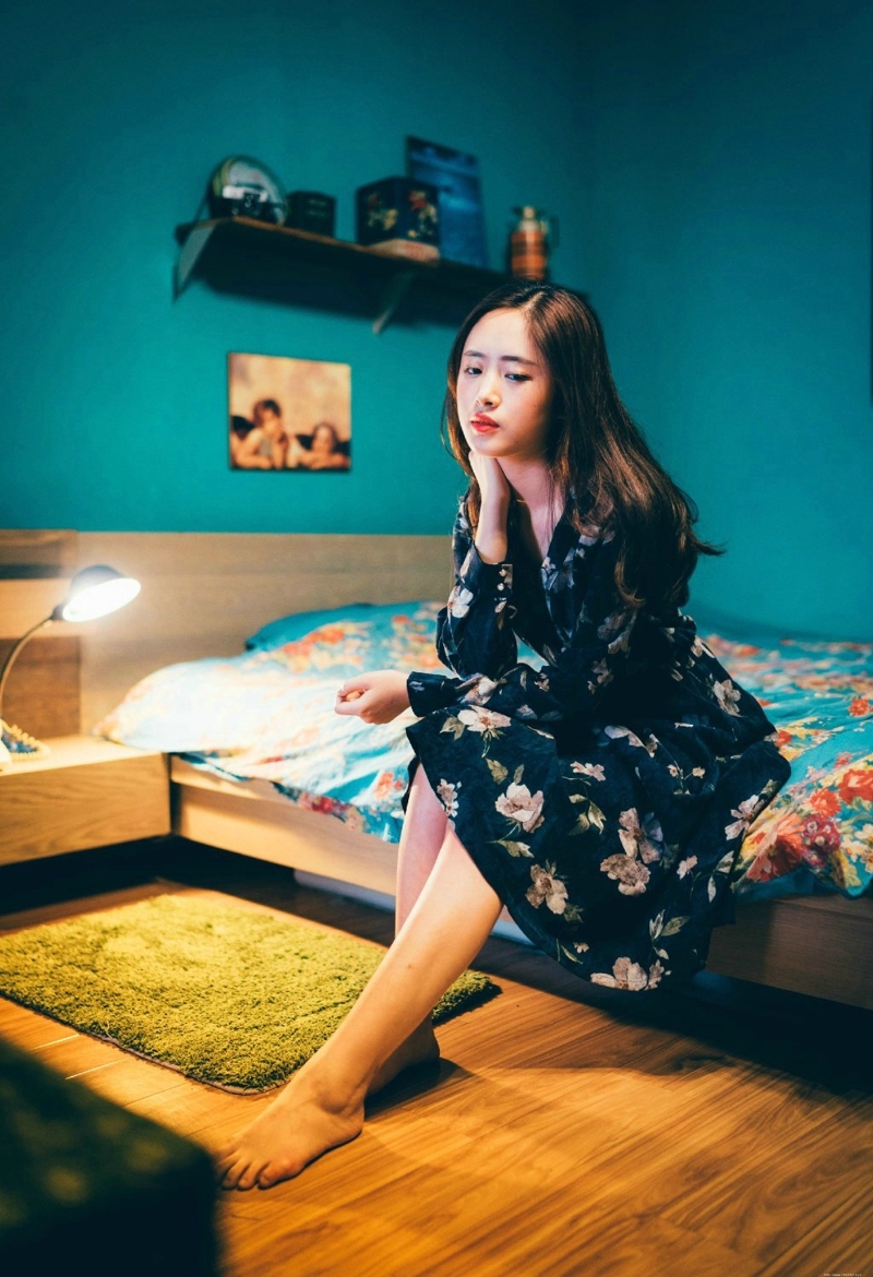 昏暗私房内的气质碎花裙美女温婉写真