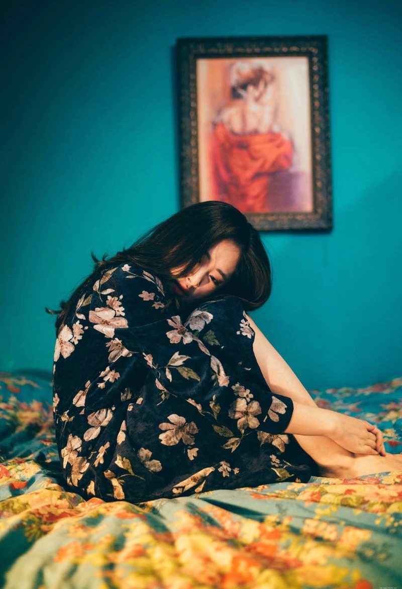 昏暗私房内的气质碎花裙美女温婉写真