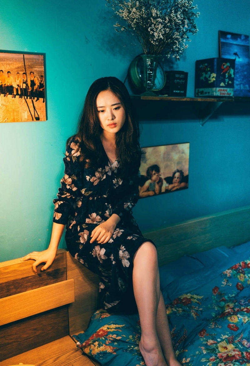 昏暗私房内的气质碎花裙美女温婉写真
