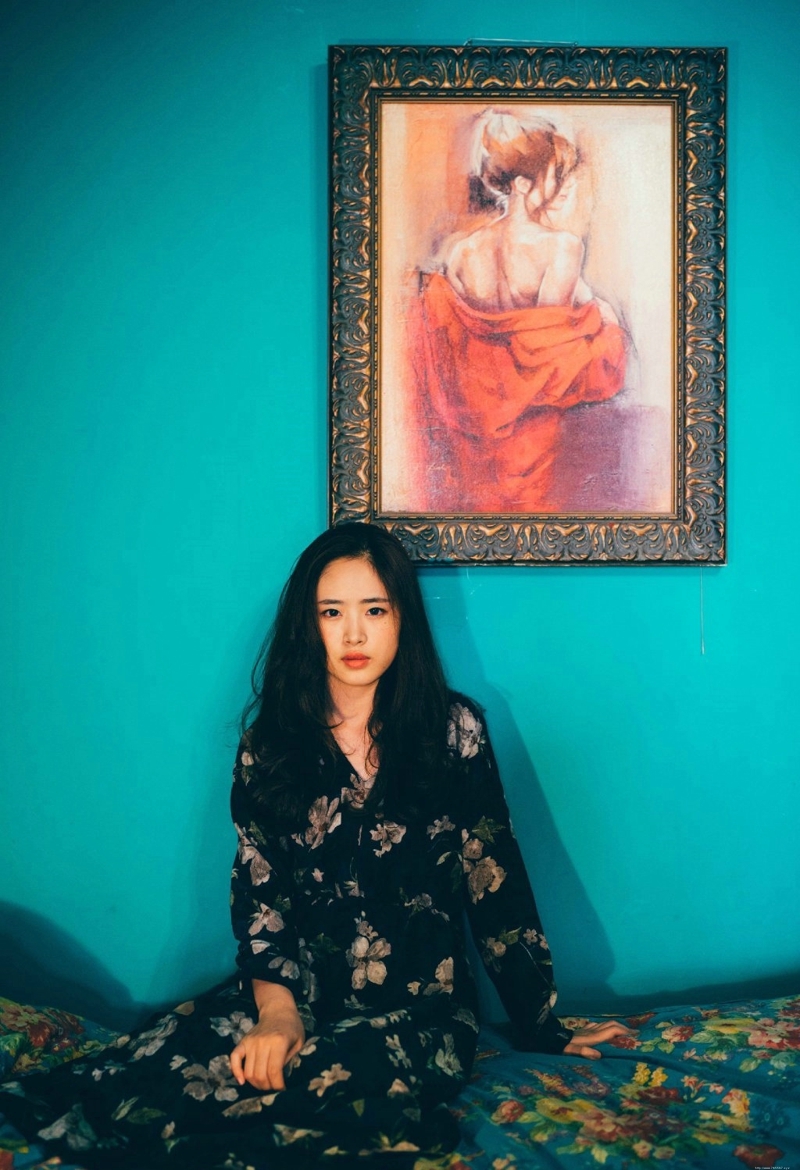 昏暗私房内的气质碎花裙美女温婉写真