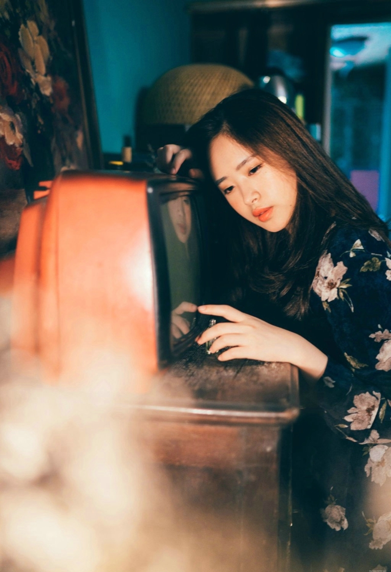 昏暗私房内的气质碎花裙美女温婉写真