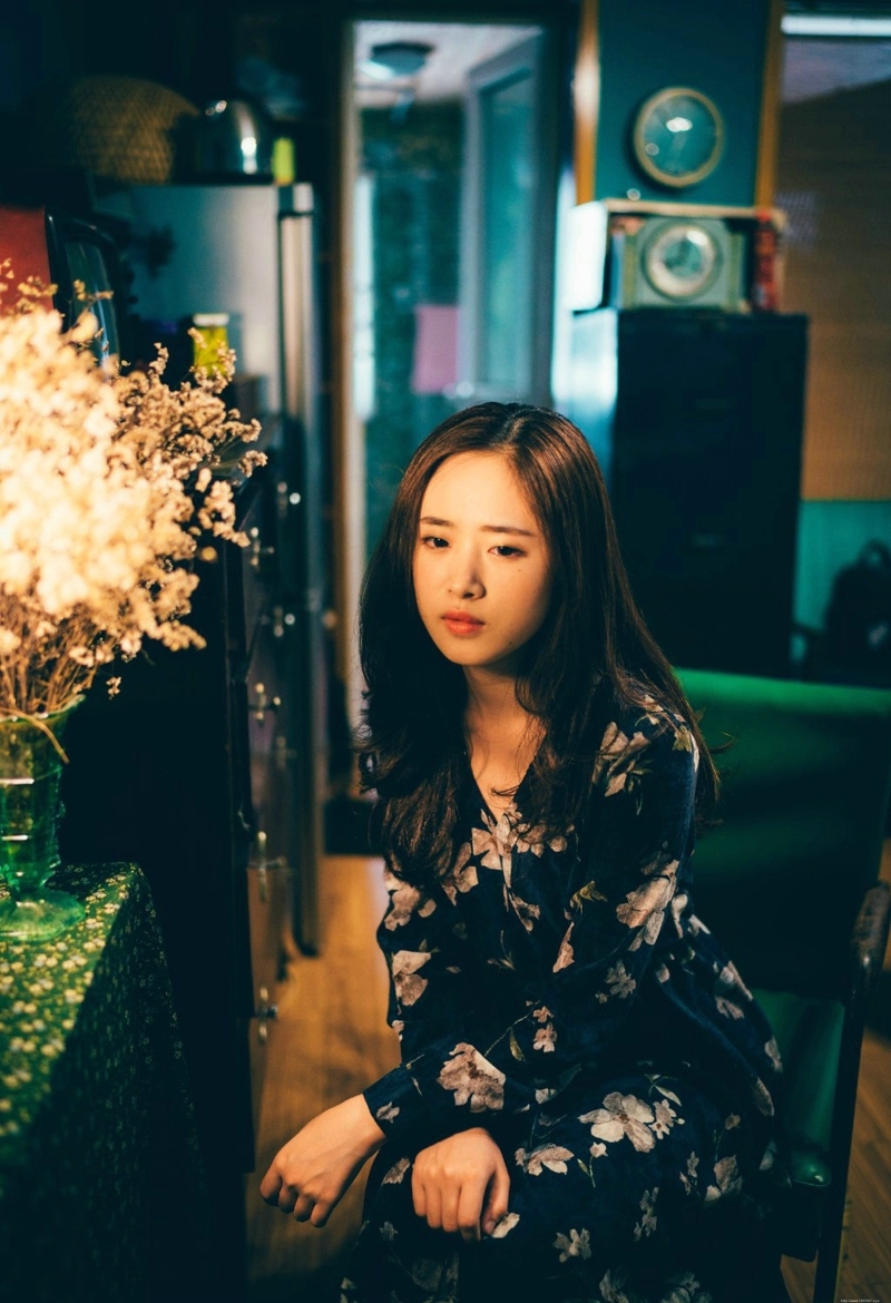 昏暗私房内的气质碎花裙美女温婉写真