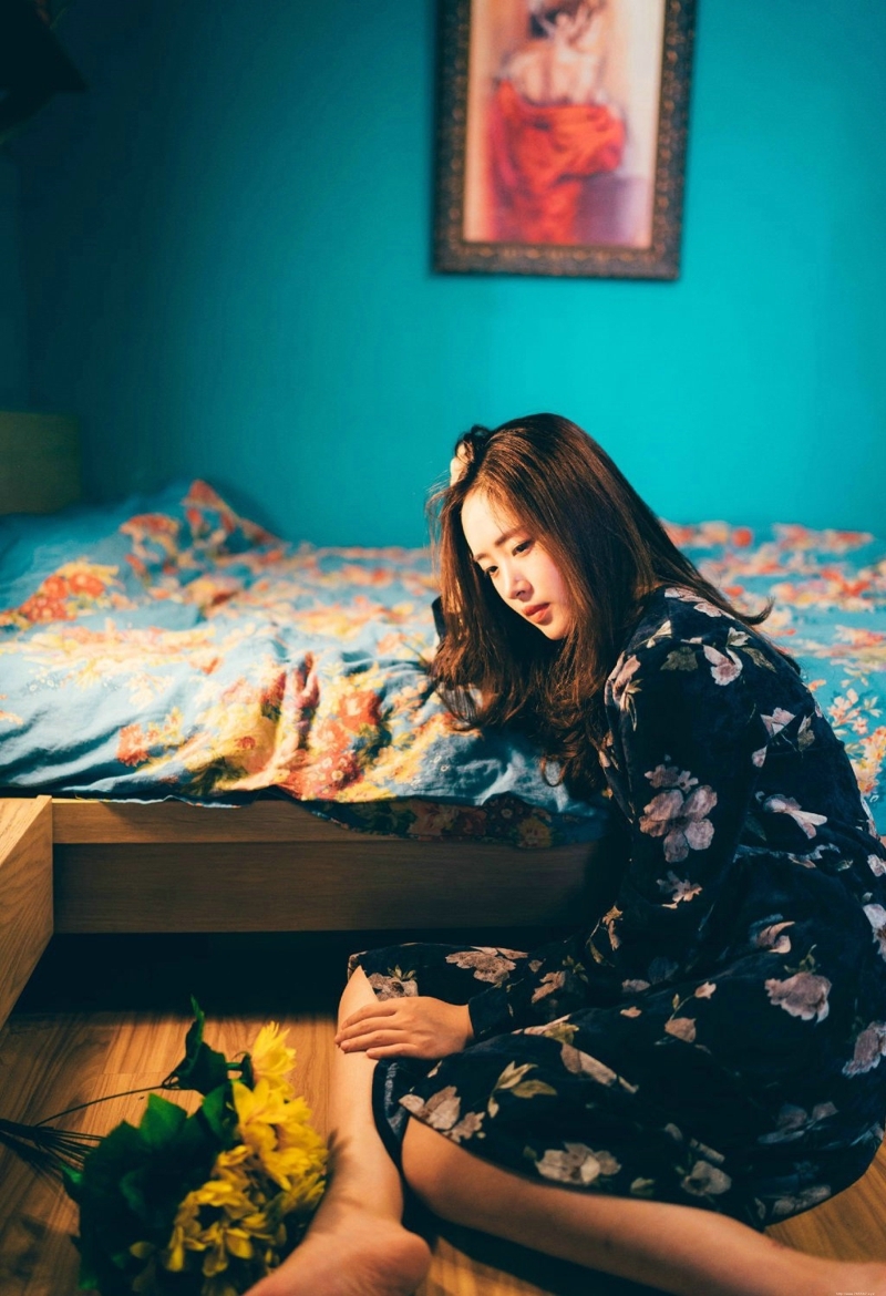 昏暗私房内的气质碎花裙美女温婉写真