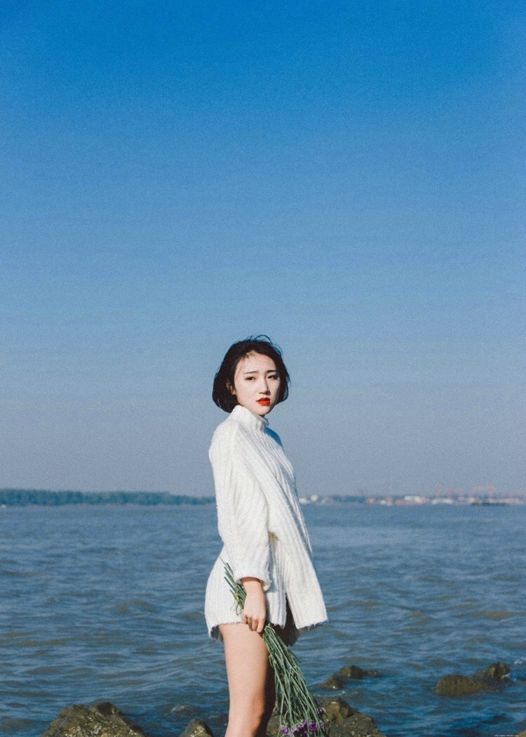 海岸边的红唇花束美女秀发飘扬