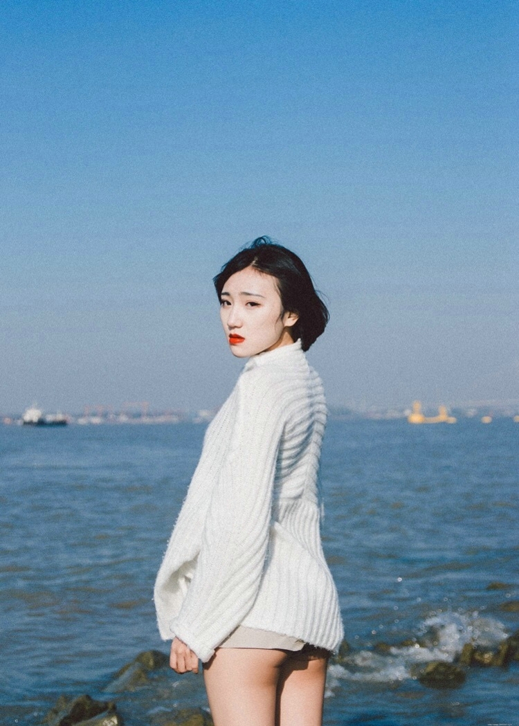 海岸边的红唇花束美女秀发飘扬